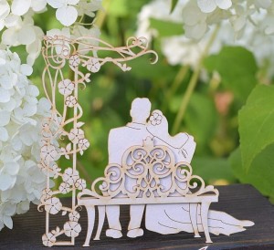 Tekturka Państwo Młodzi na ławeczce z pergolą