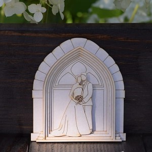 Tekturka Państwo Młodzi w drzwiach kościoła